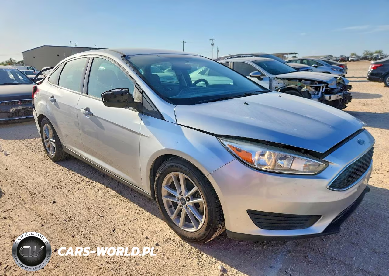 2018 Ford Focus Se VIN:1FADP3F26JL240232 - 4
