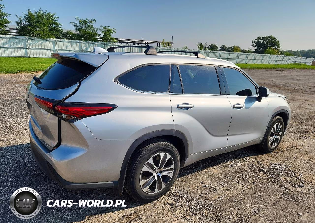 2022 Toyota Highlander Xle VIN:5TDGZRBH1NS561131 - 3