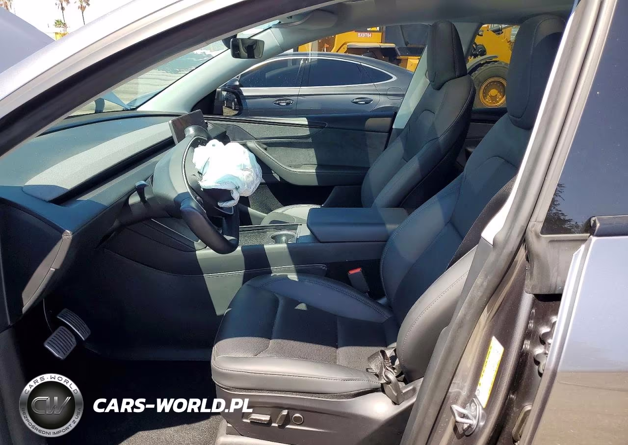 2026 Tesla Model Y VIN:7SAYGDEE0TF367385 - 7