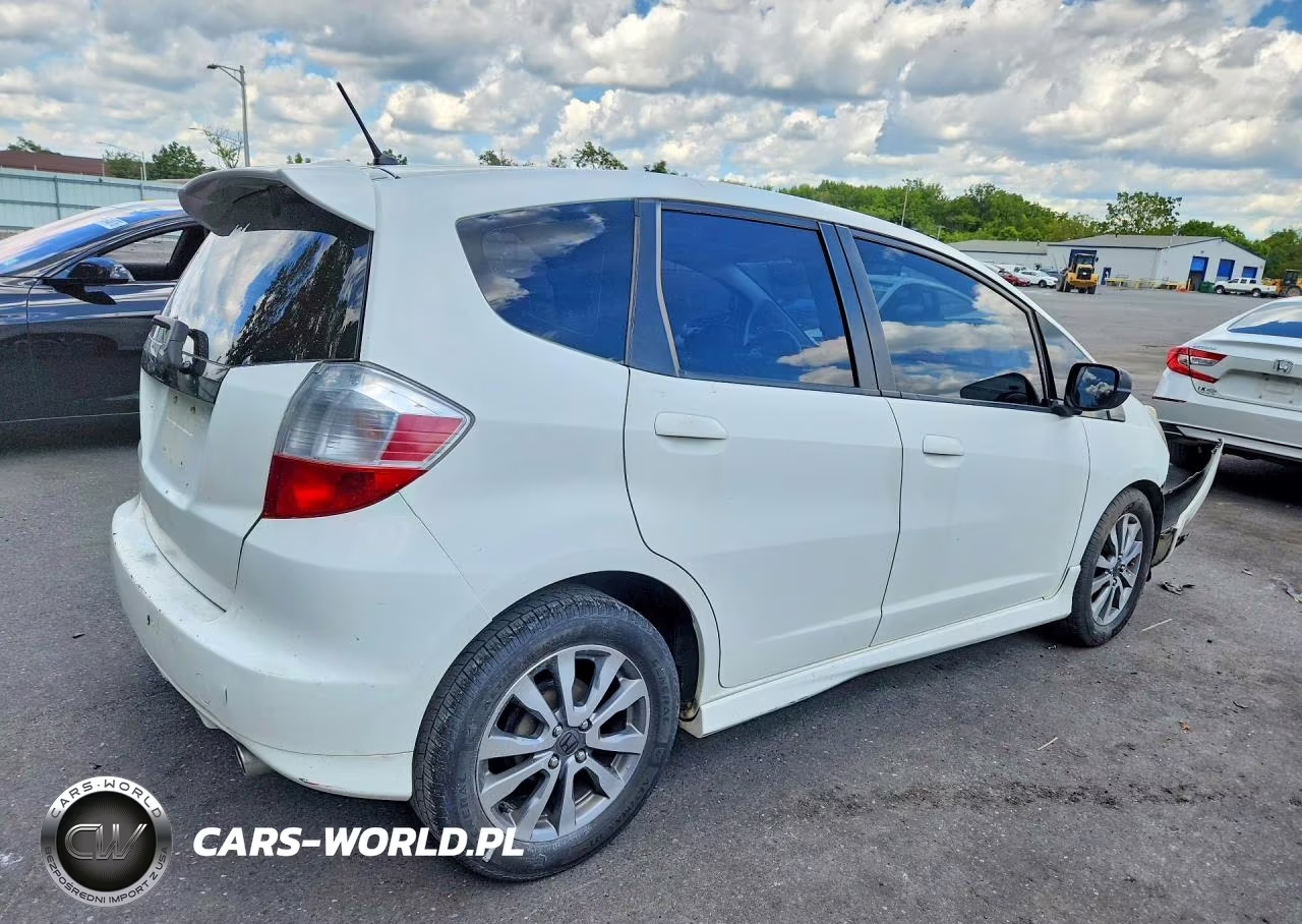 2012 Honda Fit Sport VIN:JHMGE8H52CC008777 - 3