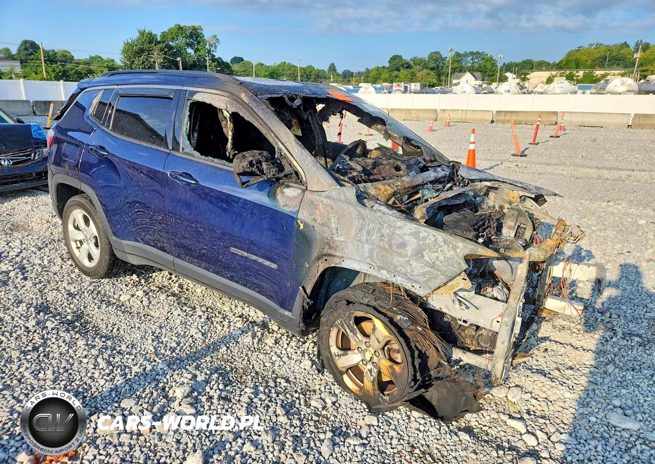 2019 Jeep Compass Latitude VIN:3C4NJDBB8KT674895 - 4