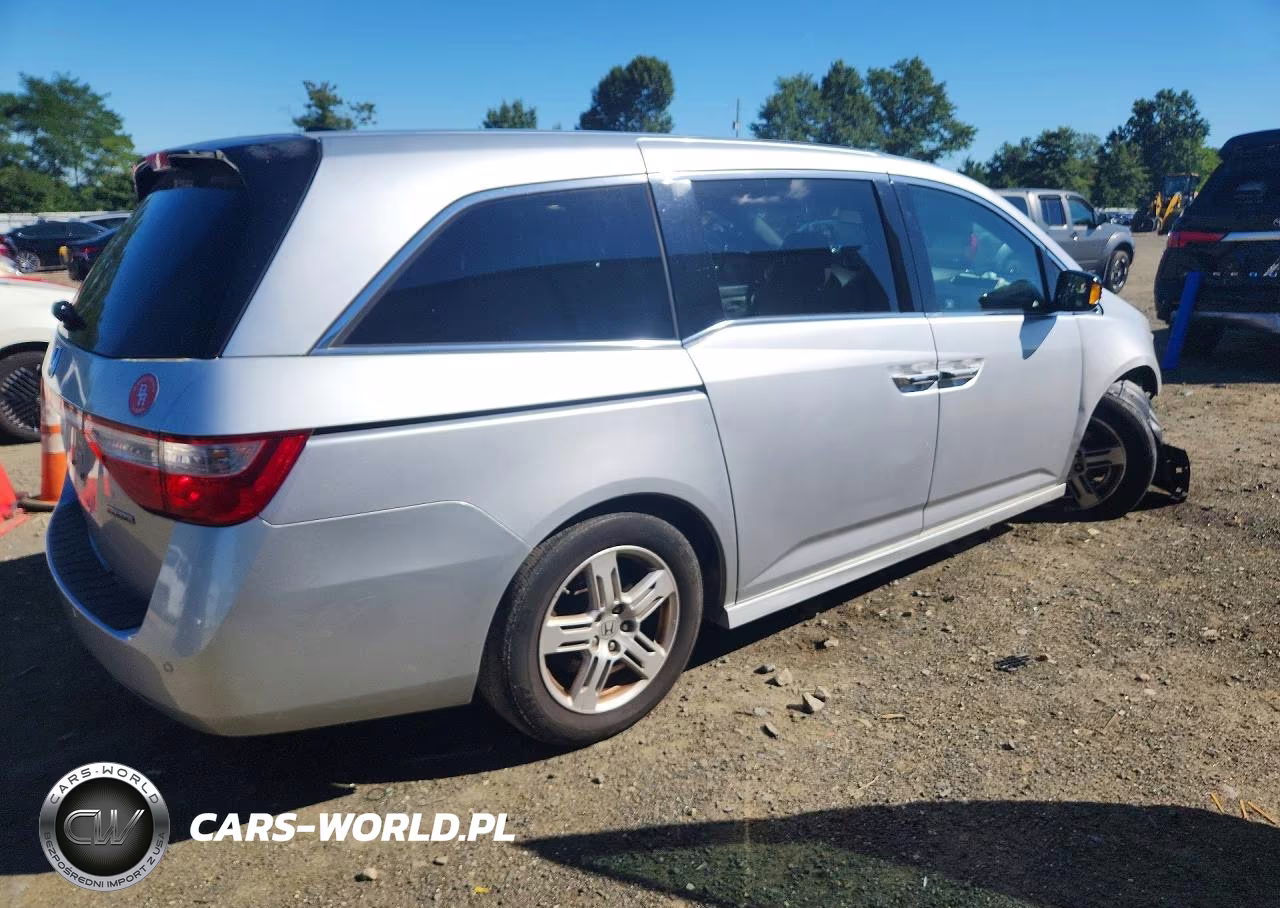 2011 Honda Odyssey Touring VIN:5FNRL5H9XBB043876 - 3
