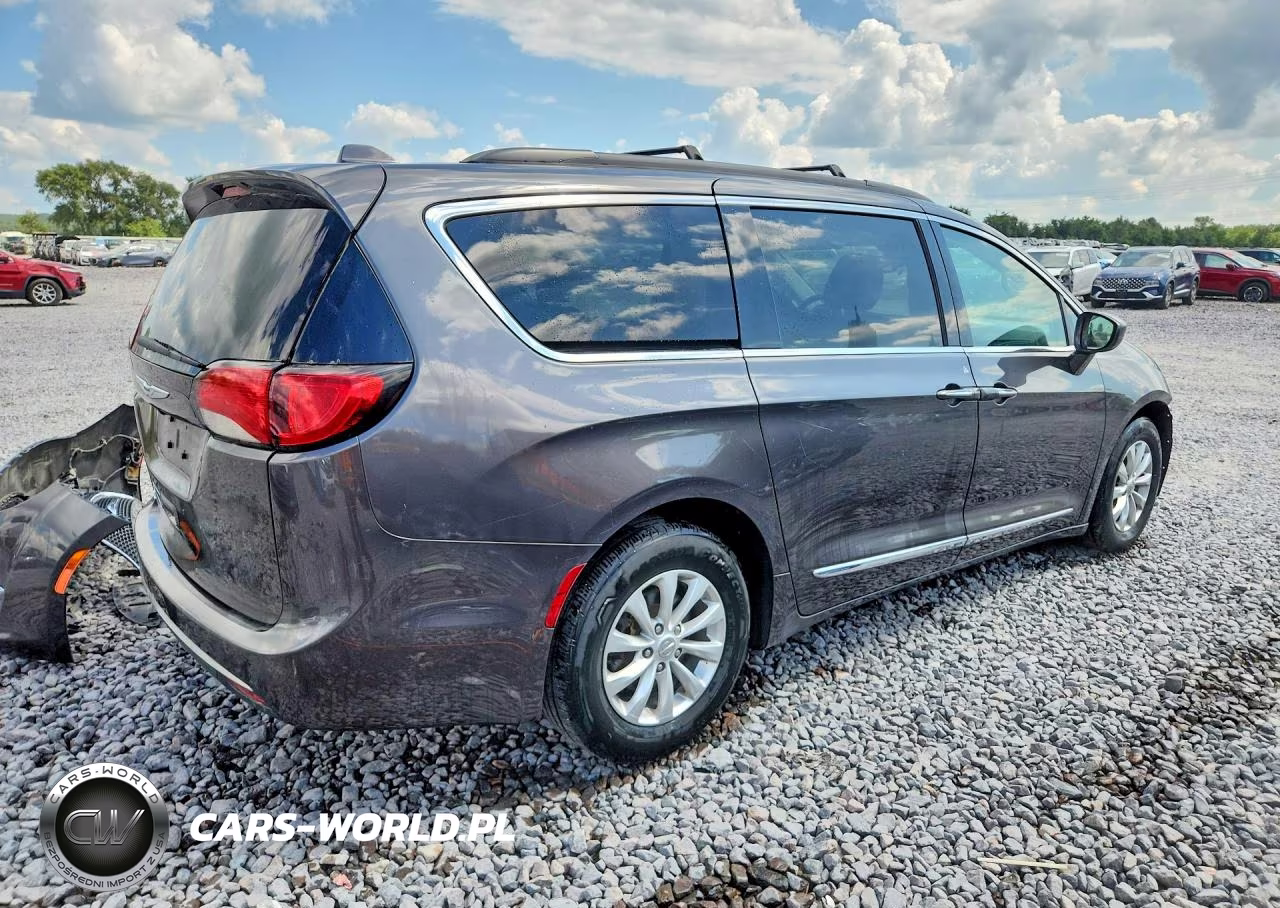 2017 Chrysler Pacifica Touring L VIN:2C4RC1BG9HR511464 - 3