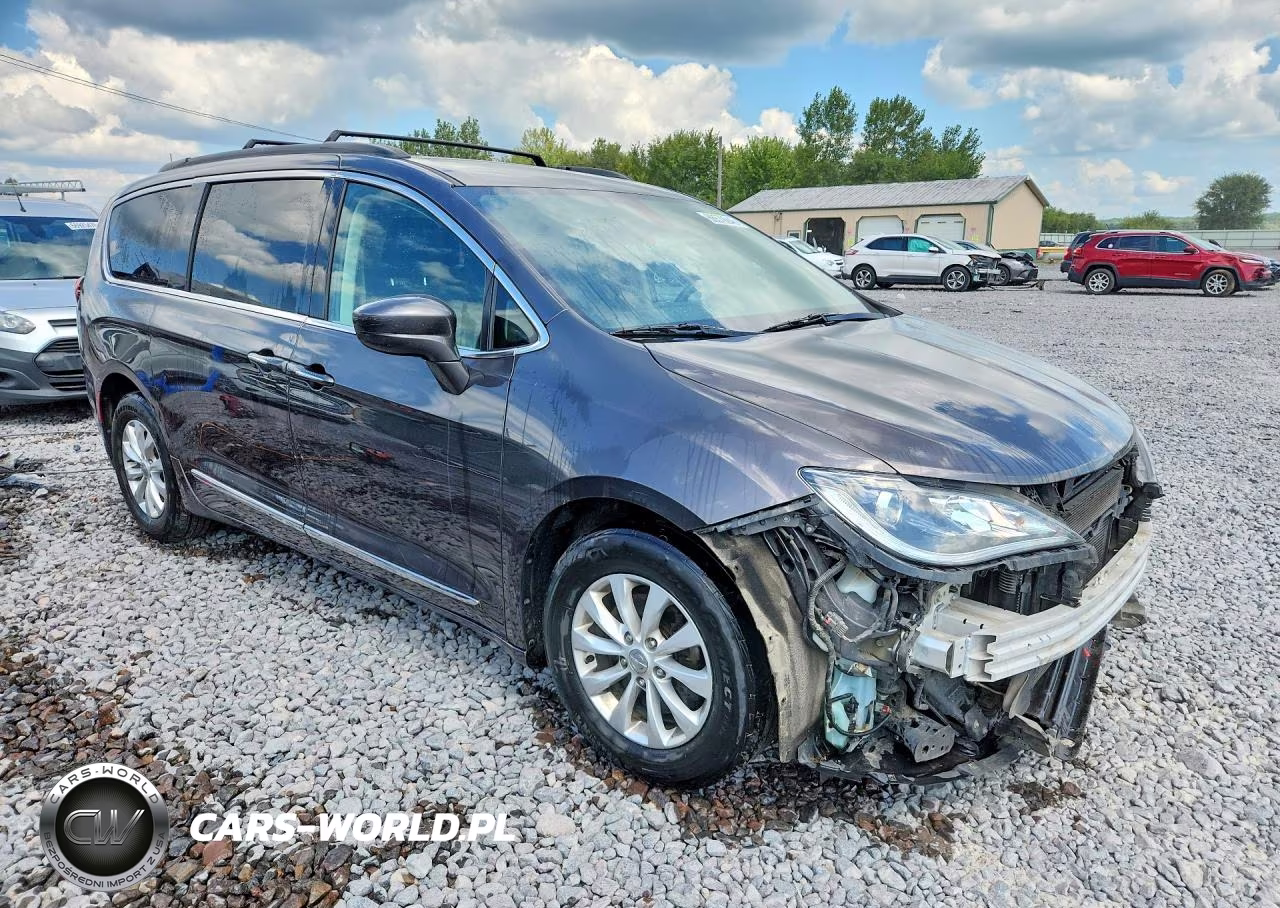 2017 Chrysler Pacifica Touring L VIN:2C4RC1BG9HR511464 - 4