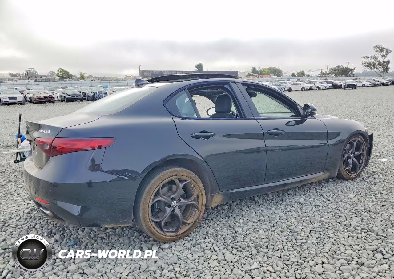 2017 Alfa Romeo Giulia Ti VIN:ZARFAECN0H7543045 - 3