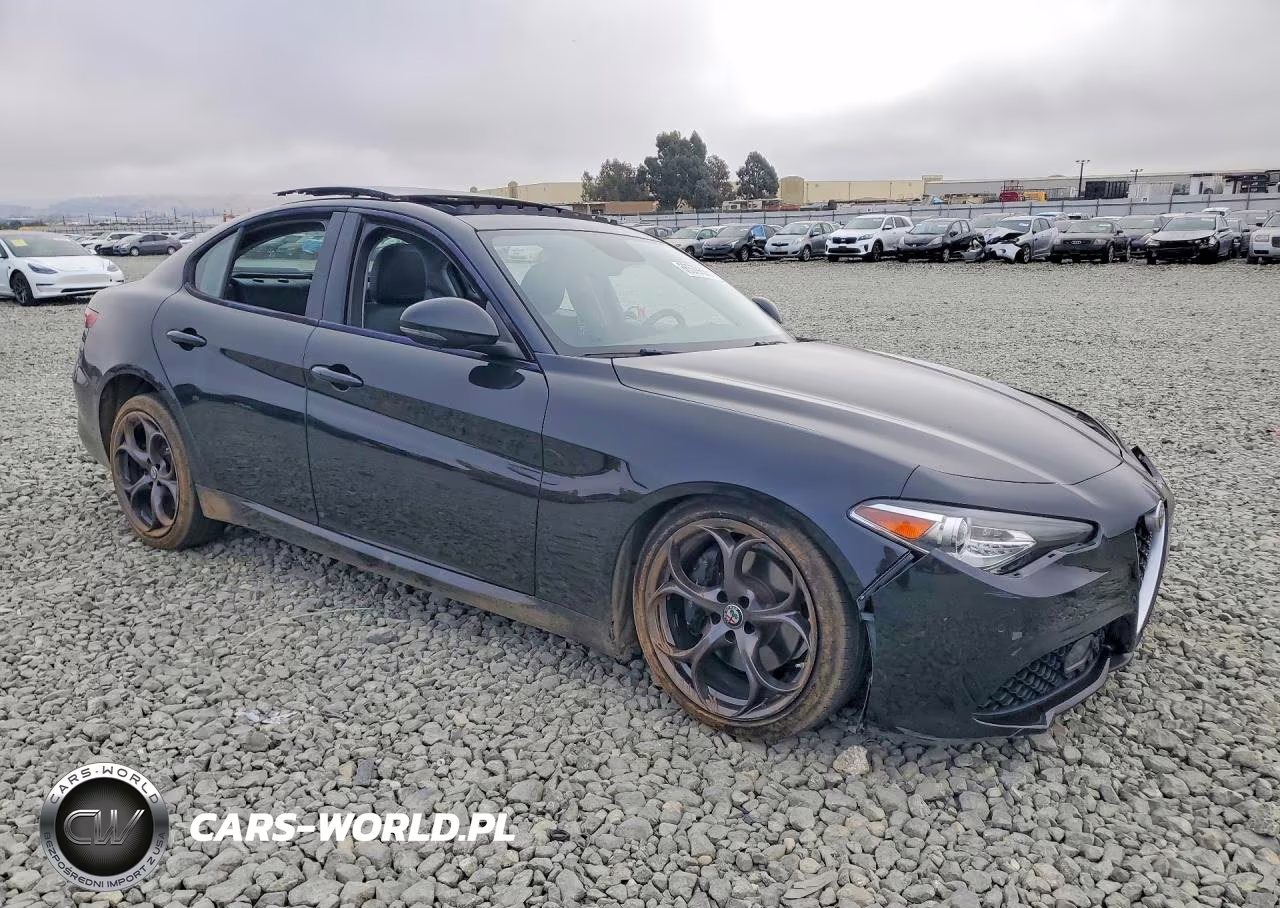 2017 Alfa Romeo Giulia Ti VIN:ZARFAECN0H7543045 - 4