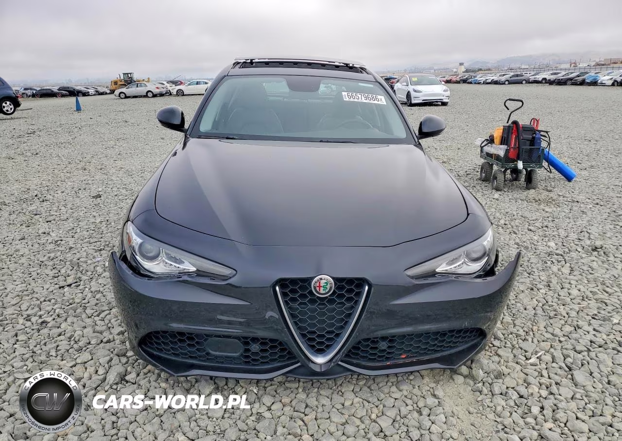 2017 Alfa Romeo Giulia Ti VIN:ZARFAECN0H7543045 - 5