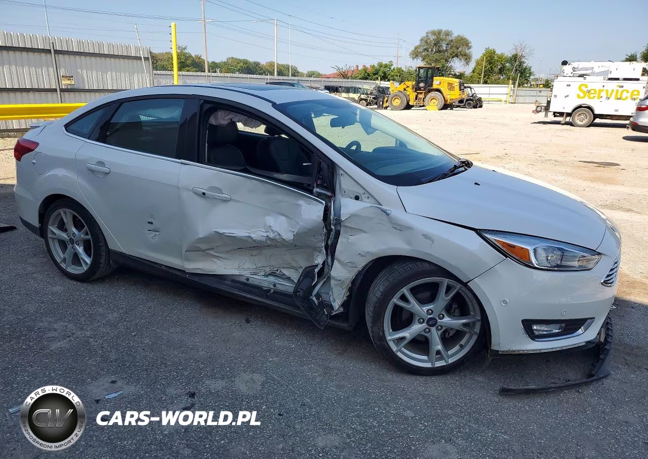 2016 Ford Focus Titanium VIN:1FADP3J25GL289034 - 4