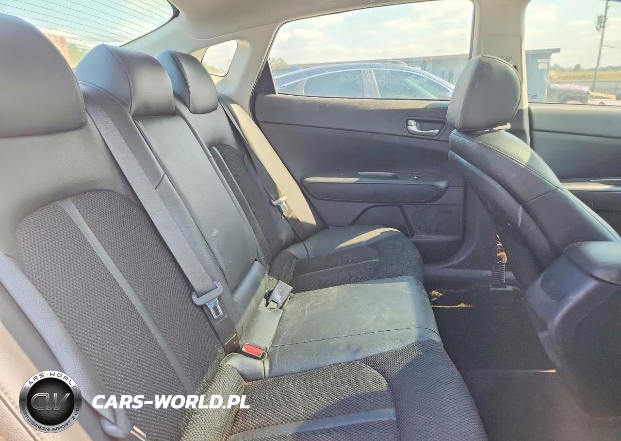 2020 Kia Optima S VIN:5XXGT4L35LG420777 - 10