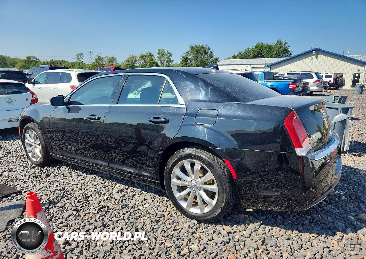 2018 Chrysler 300 Touring VIN:2C3CCARG7JH324865 - 2
