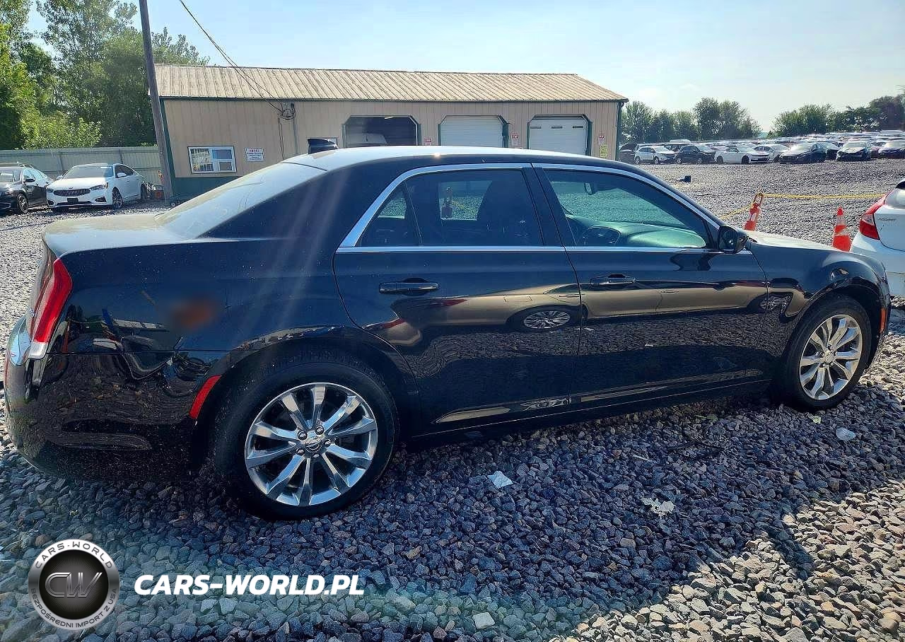 2018 Chrysler 300 Touring VIN:2C3CCARG7JH324865 - 3