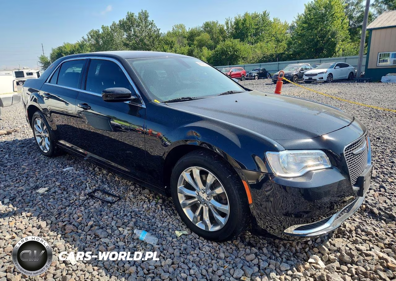 2018 Chrysler 300 Touring VIN:2C3CCARG7JH324865 - 4