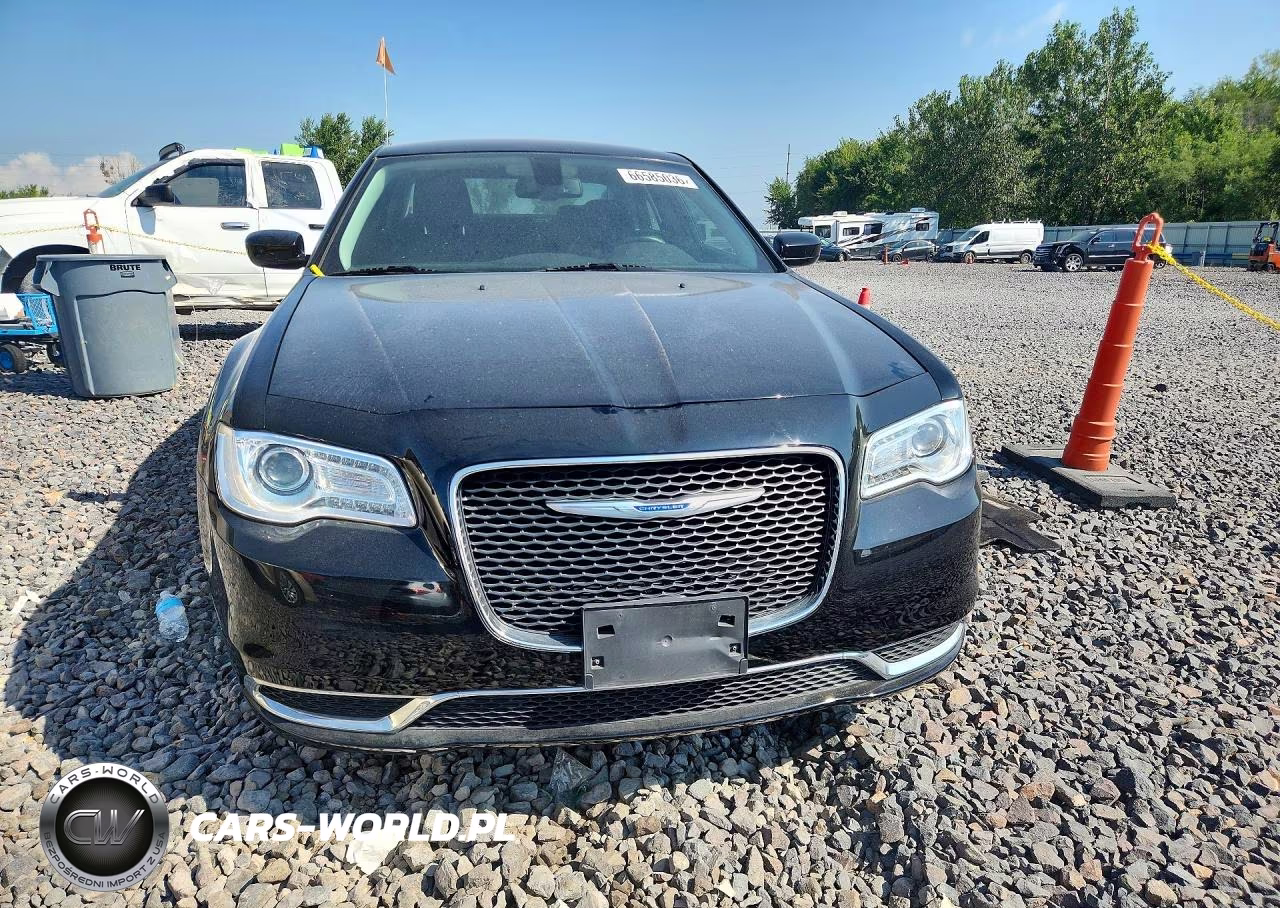 2018 Chrysler 300 Touring VIN:2C3CCARG7JH324865 - 5