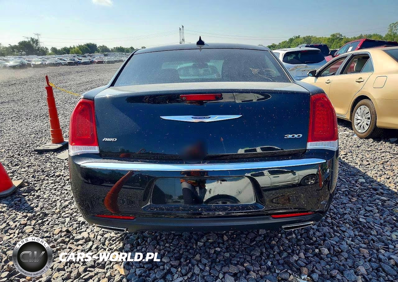 2018 Chrysler 300 Touring VIN:2C3CCARG7JH324865 - 6