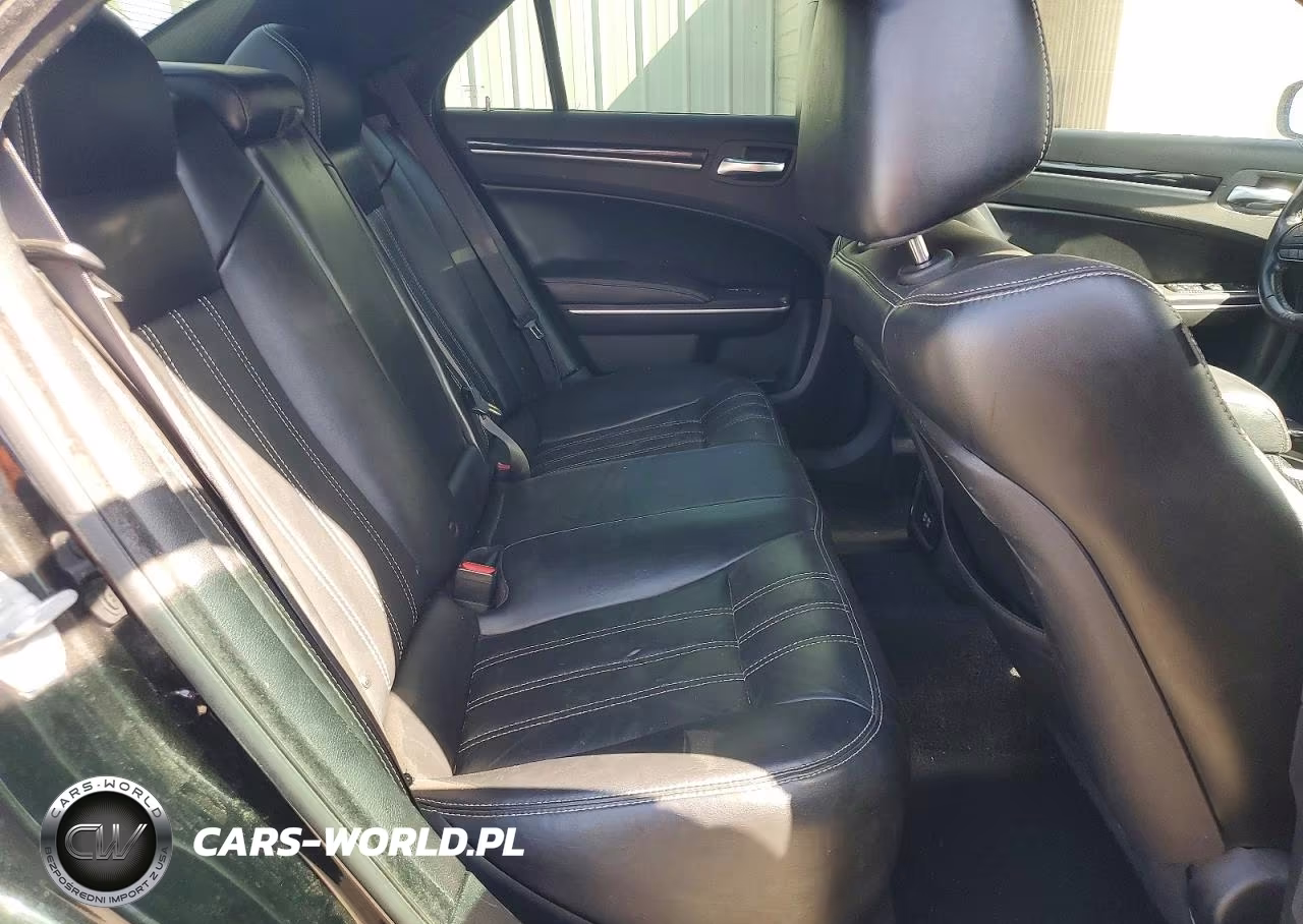 2019 Chrysler 300 S VIN:2C3CCABG2KH634028 - 10