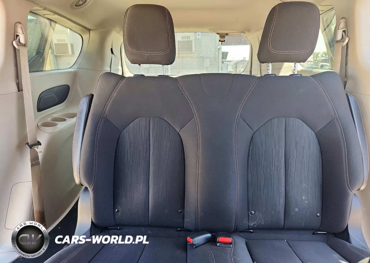 2018 Chrysler Pacifica L VIN:2C4RC1AG3JR355736 - 10