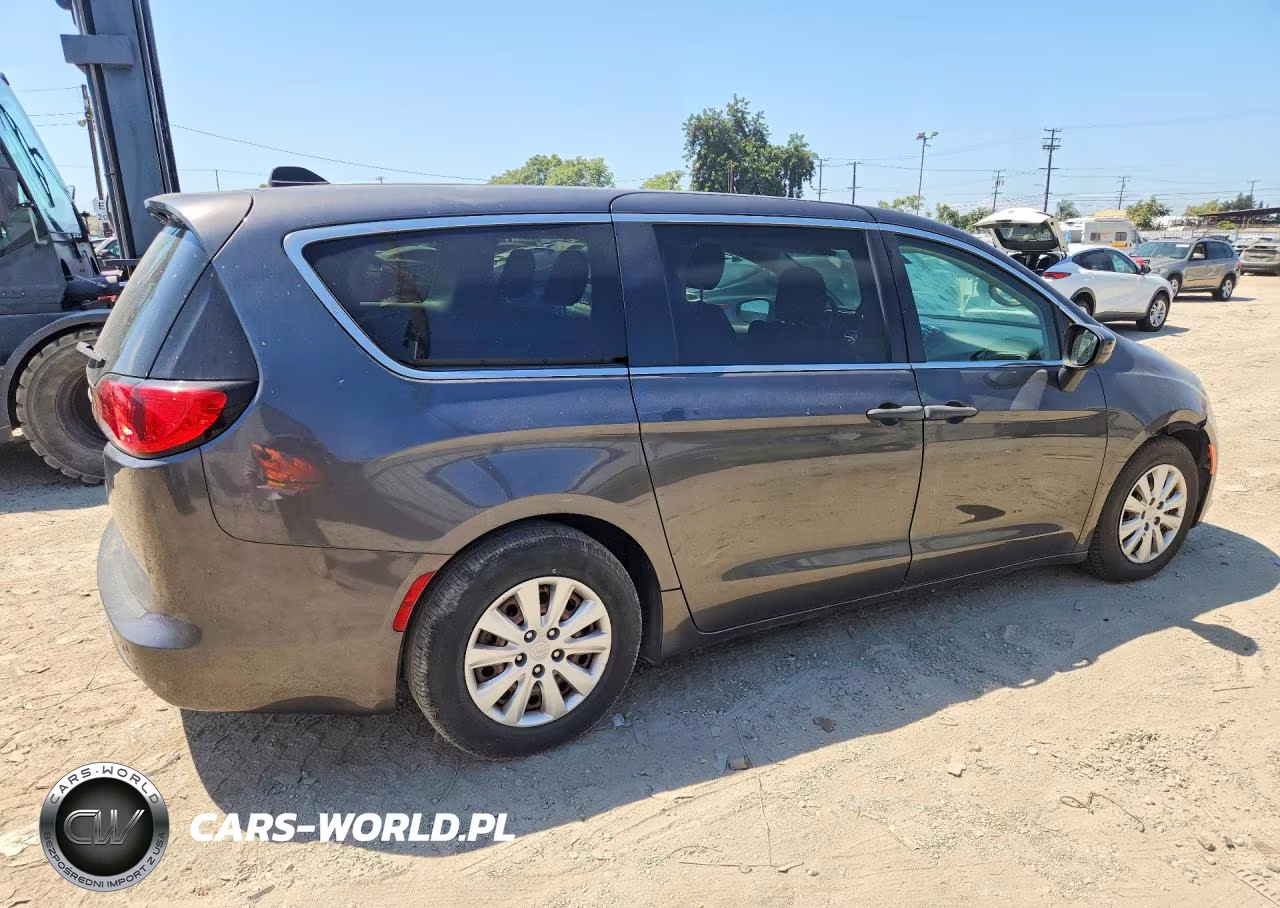 2018 Chrysler Pacifica L VIN:2C4RC1AG3JR355736 - 3