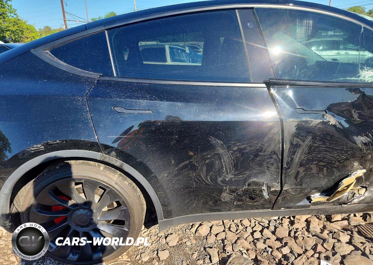 2022 Tesla Model Y VIN:7SAYGDEF1NF530265 - 10
