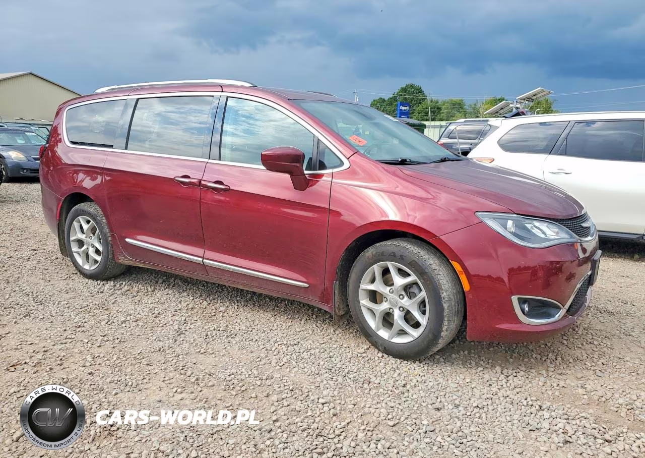 2017 Chrysler Pacifica Touring L Plus VIN:2C4RC1EG9HR713135 - 4