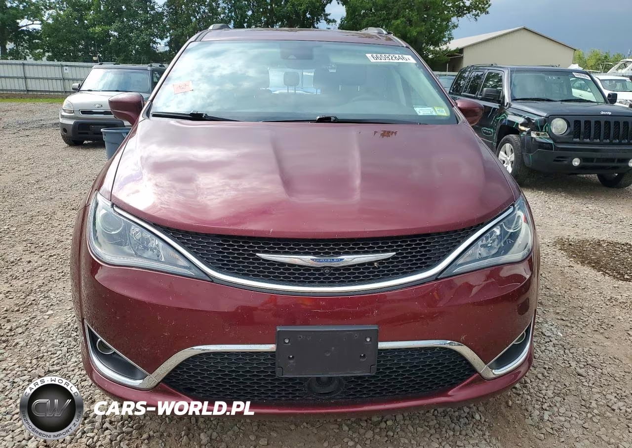 2017 Chrysler Pacifica Touring L Plus VIN:2C4RC1EG9HR713135 - 5