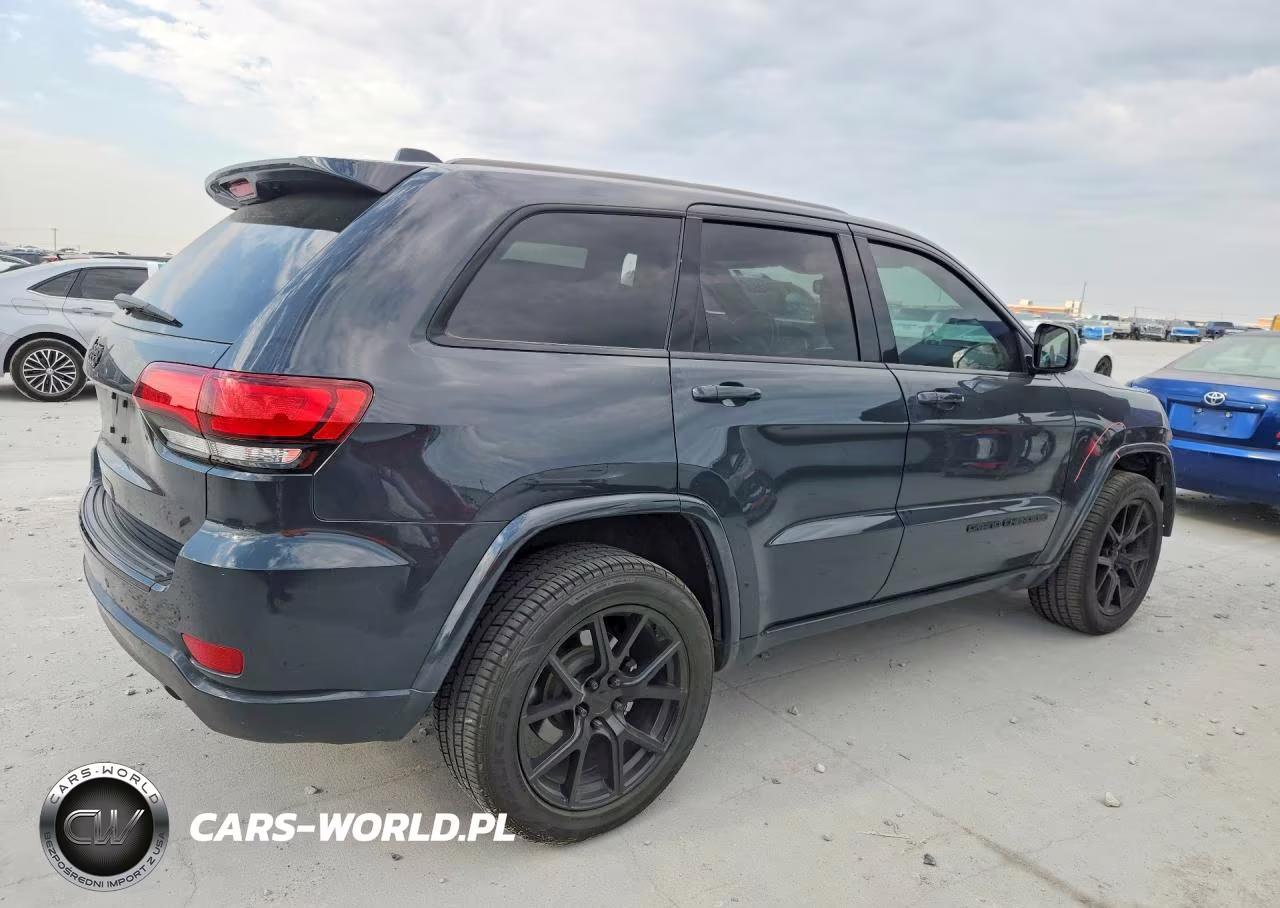 2017 Jeep Grand Cherokee Laredo VIN:1C4RJEAG3HC773553 - 3