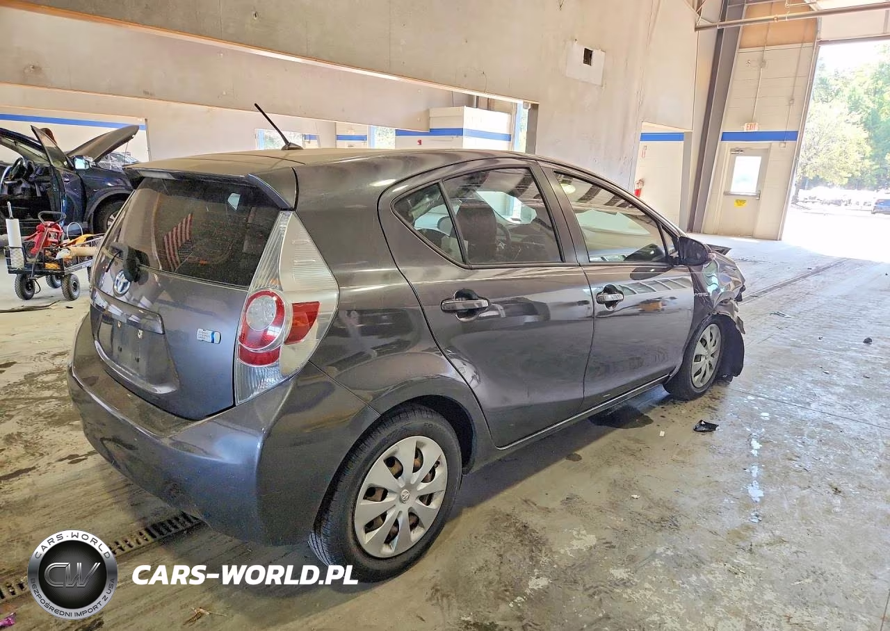 2013 Toyota Prius C Two VIN:JTDKDTB3XD1544589 - 3