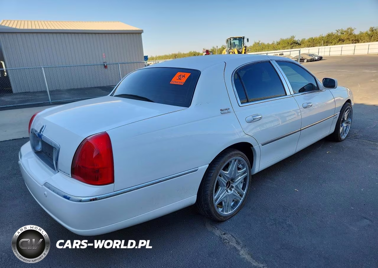 2005 Lincoln Town Car Signature VIN:1LNHM81W65Y622633 - 3