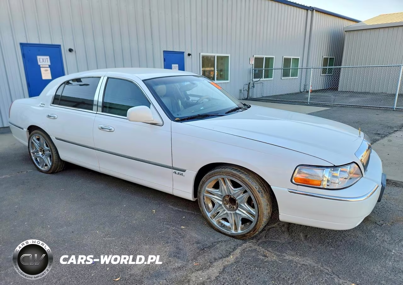 2005 Lincoln Town Car Signature VIN:1LNHM81W65Y622633 - 4