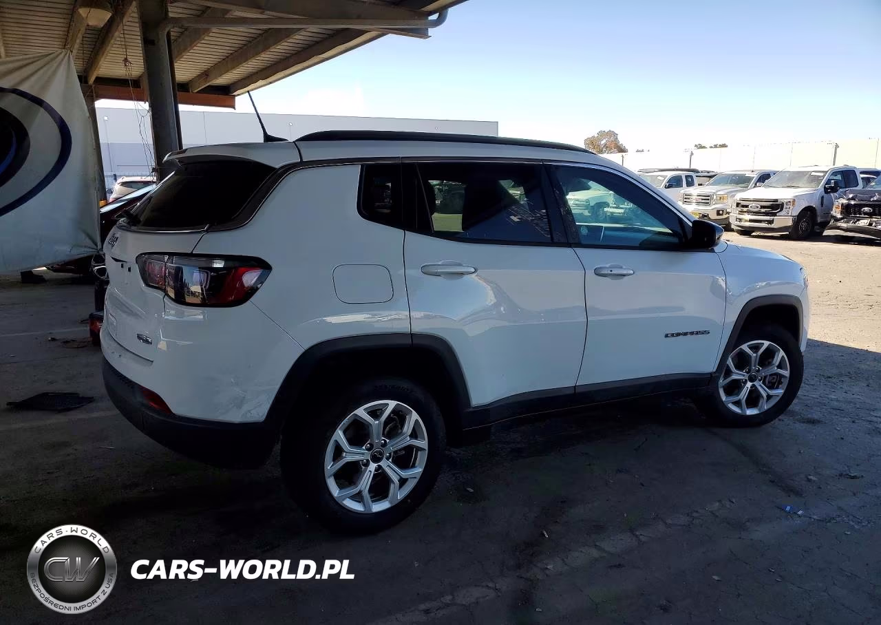 2025 Jeep Compass Latitude VIN:3C4NJDBN2ST549031 - 3