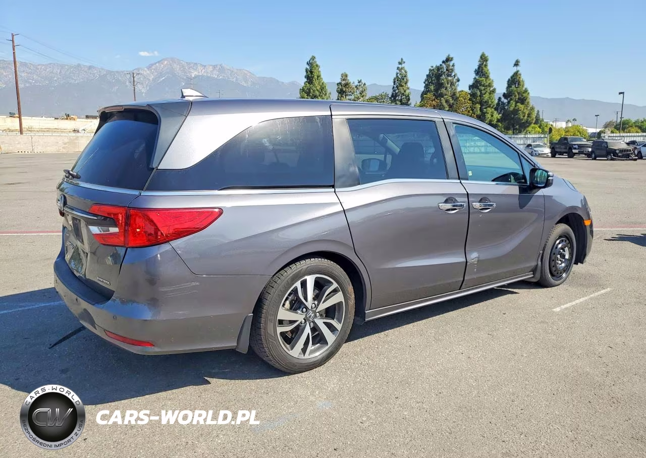 2023 Honda Odyssey Touring VIN:5FNRL6H80PB039646 - 3