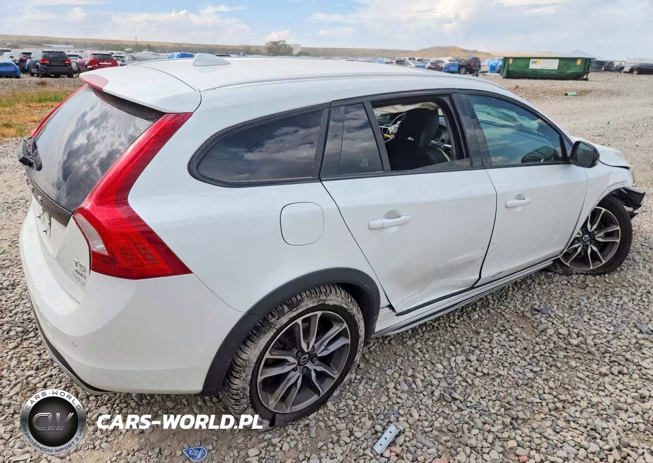 2018 Volvo V60 Cross Country Premier VIN:YV440MWK2J2057725 - 3