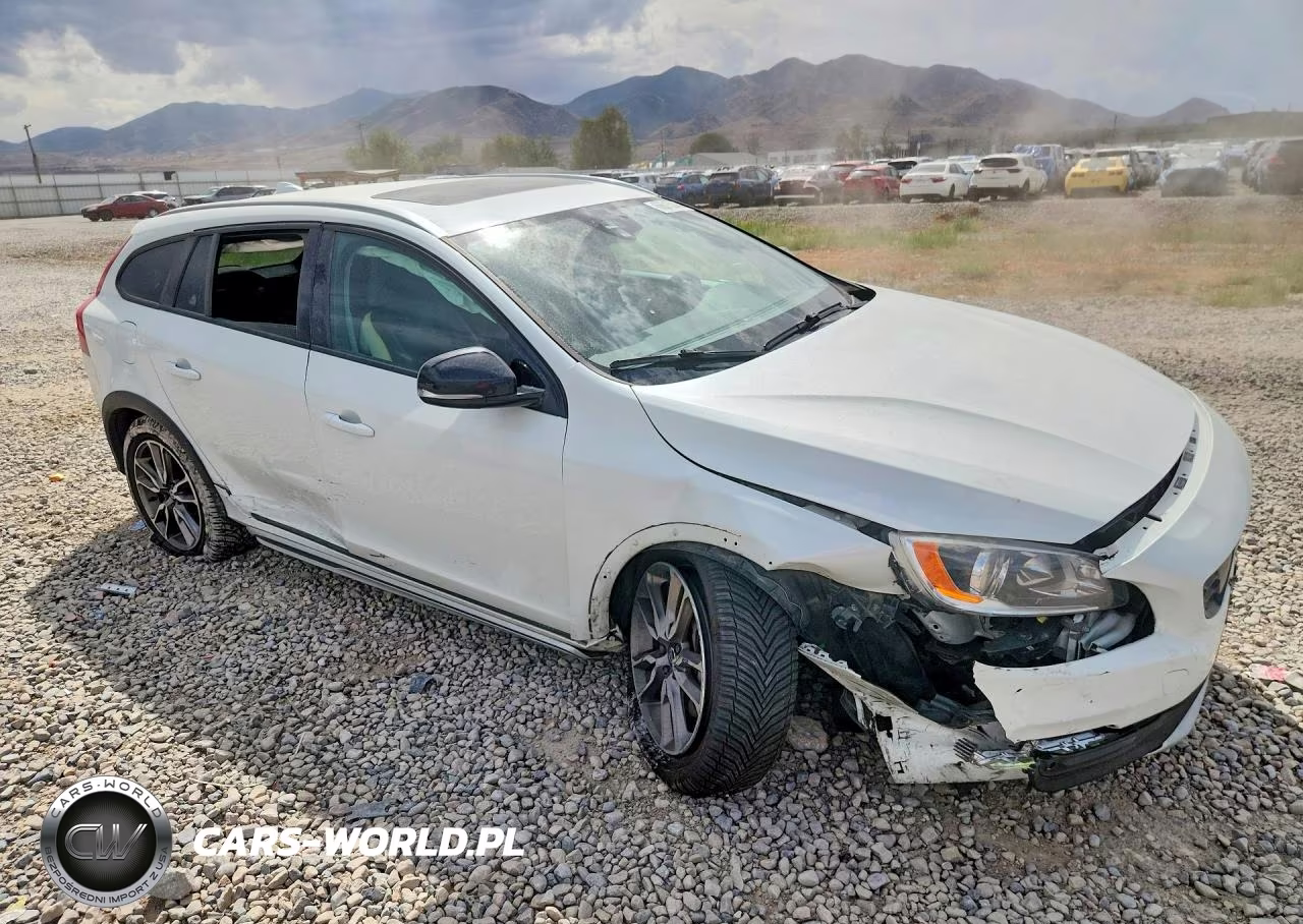 2018 Volvo V60 Cross Country Premier VIN:YV440MWK2J2057725 - 4