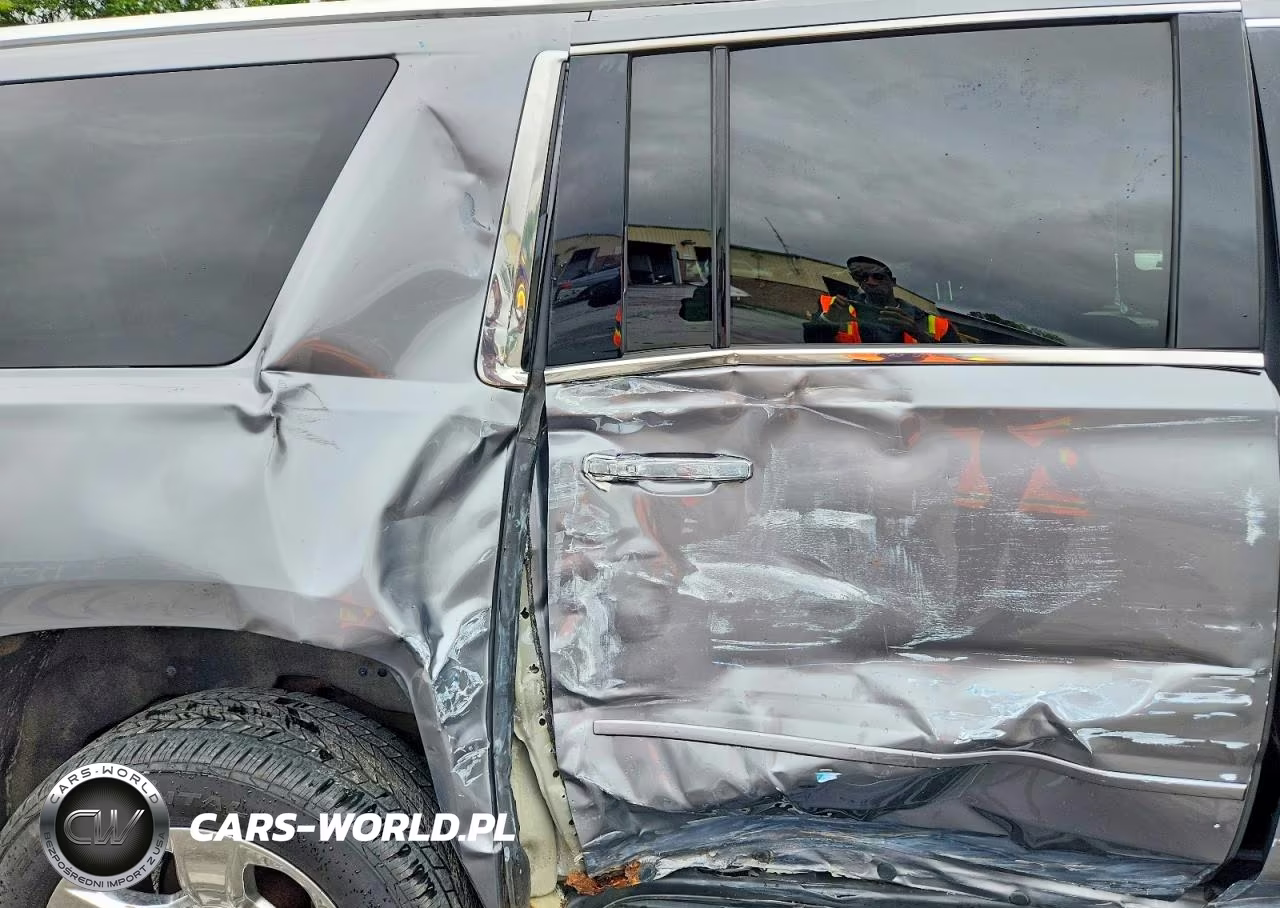 2018 Chevrolet Suburban K1500 Premier VIN:1GNSKJKC2JR274675 - 11