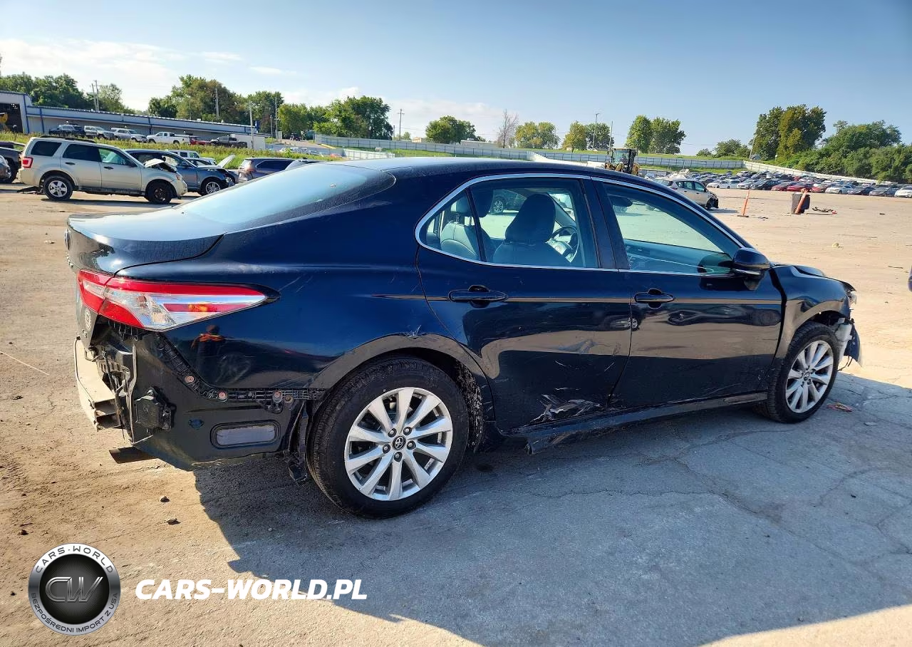2018 Toyota Camry Le VIN:4T1B11HK8JU619808 - 3