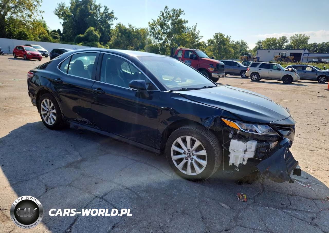 2018 Toyota Camry Le VIN:4T1B11HK8JU619808 - 4
