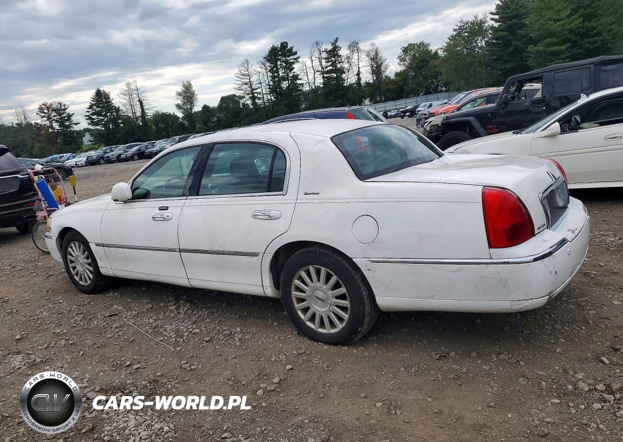 2003 Lincoln Town Car Signature VIN:1LNHM82W83Y607272 - 2