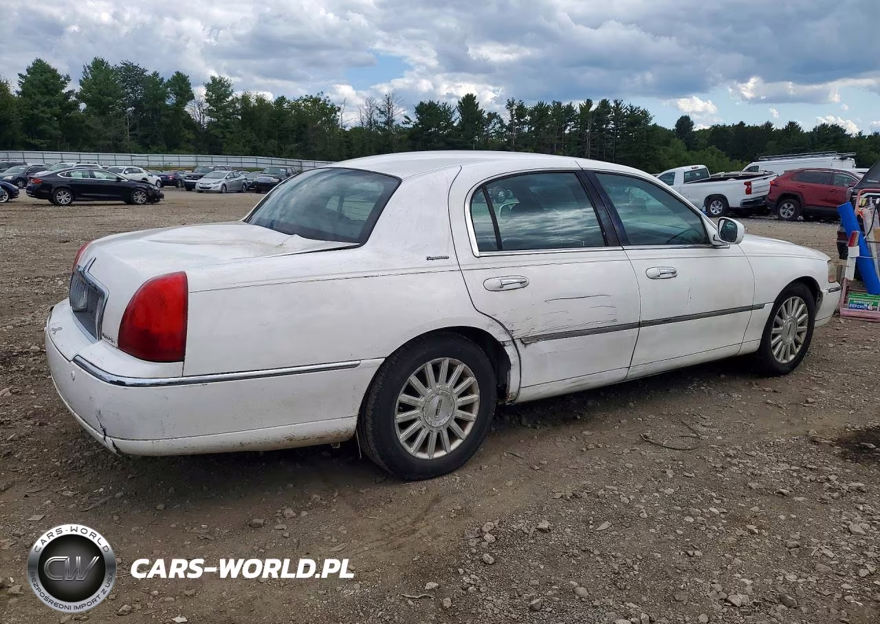 2003 Lincoln Town Car Signature VIN:1LNHM82W83Y607272 - 3
