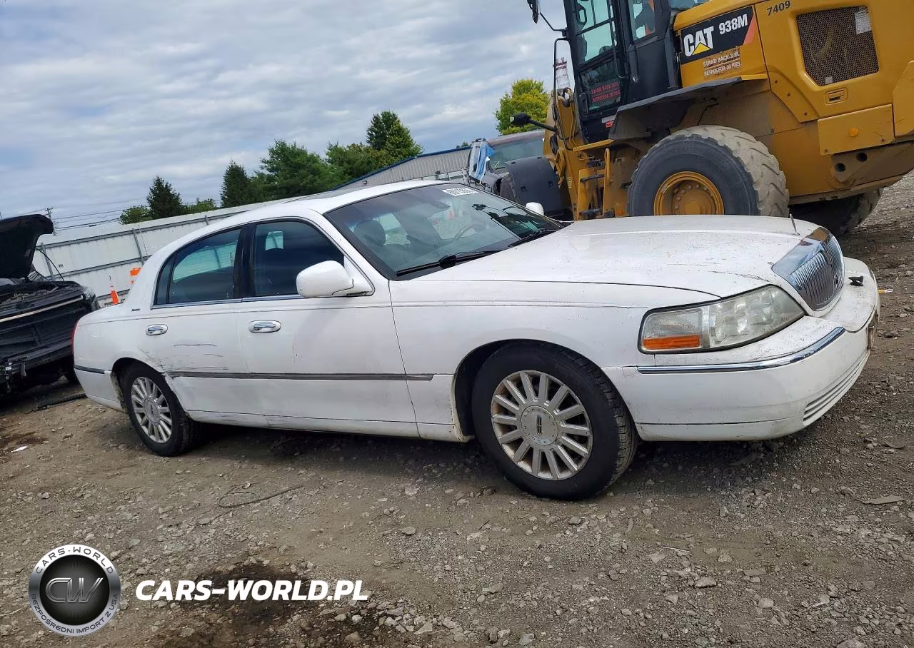 2003 Lincoln Town Car Signature VIN:1LNHM82W83Y607272 - 4