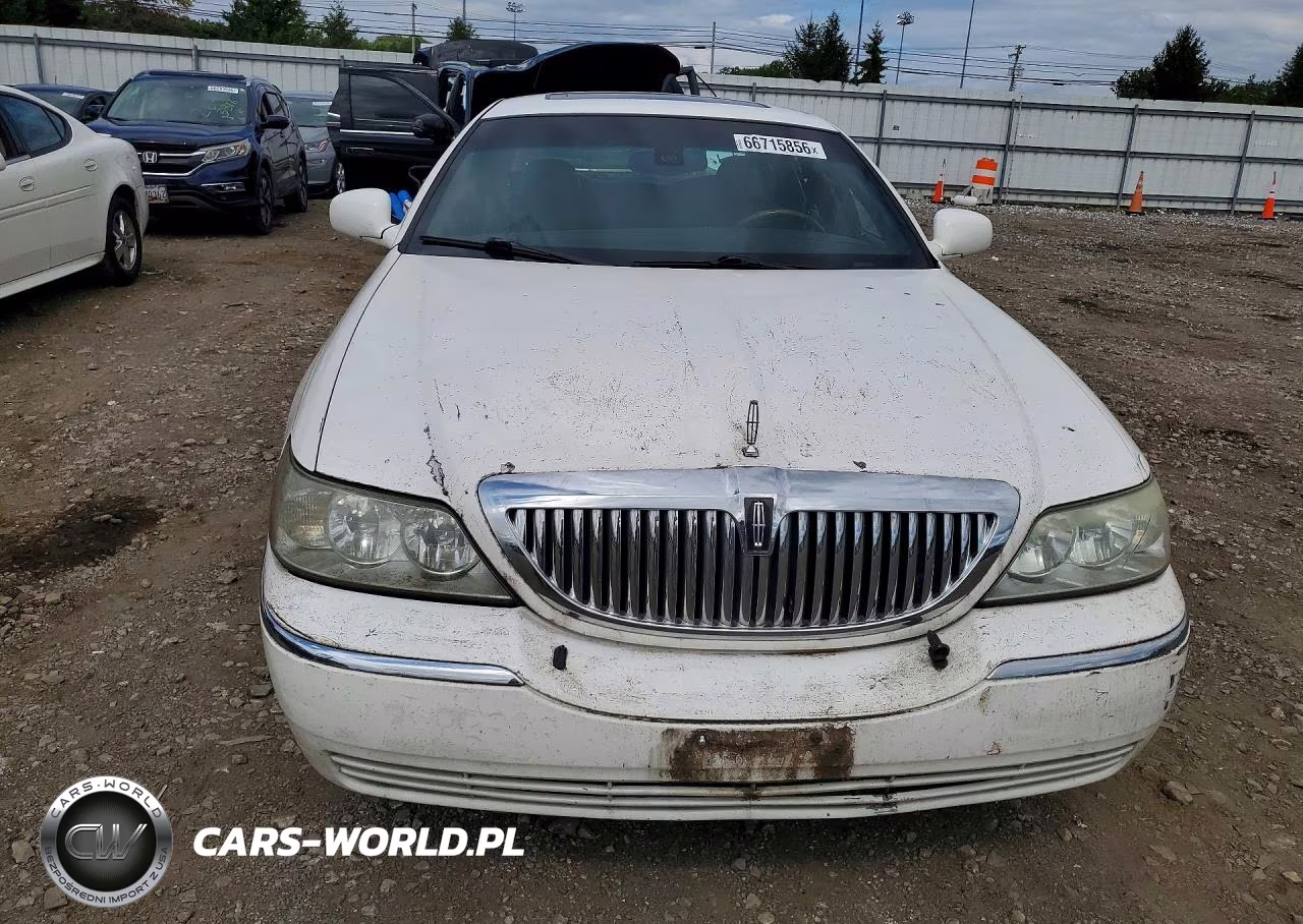 2003 Lincoln Town Car Signature VIN:1LNHM82W83Y607272 - 5