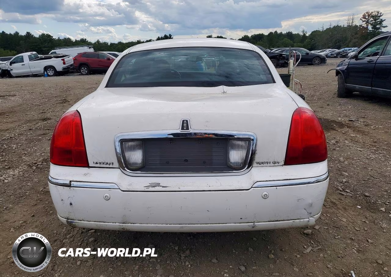2003 Lincoln Town Car Signature VIN:1LNHM82W83Y607272 - 6