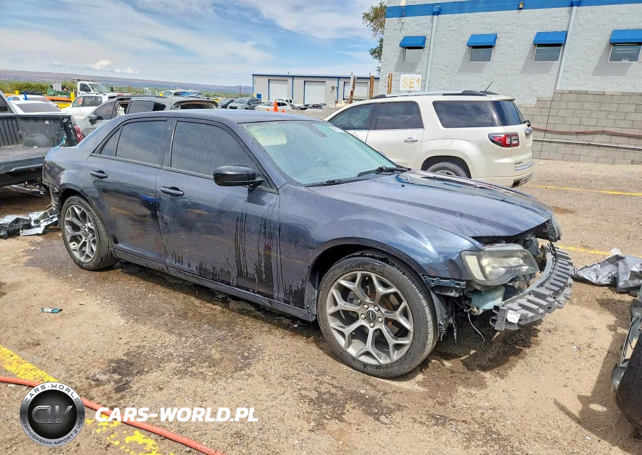 2018 Chrysler 300 Touring VIN:2C3CCAAG2JH293455 - 4