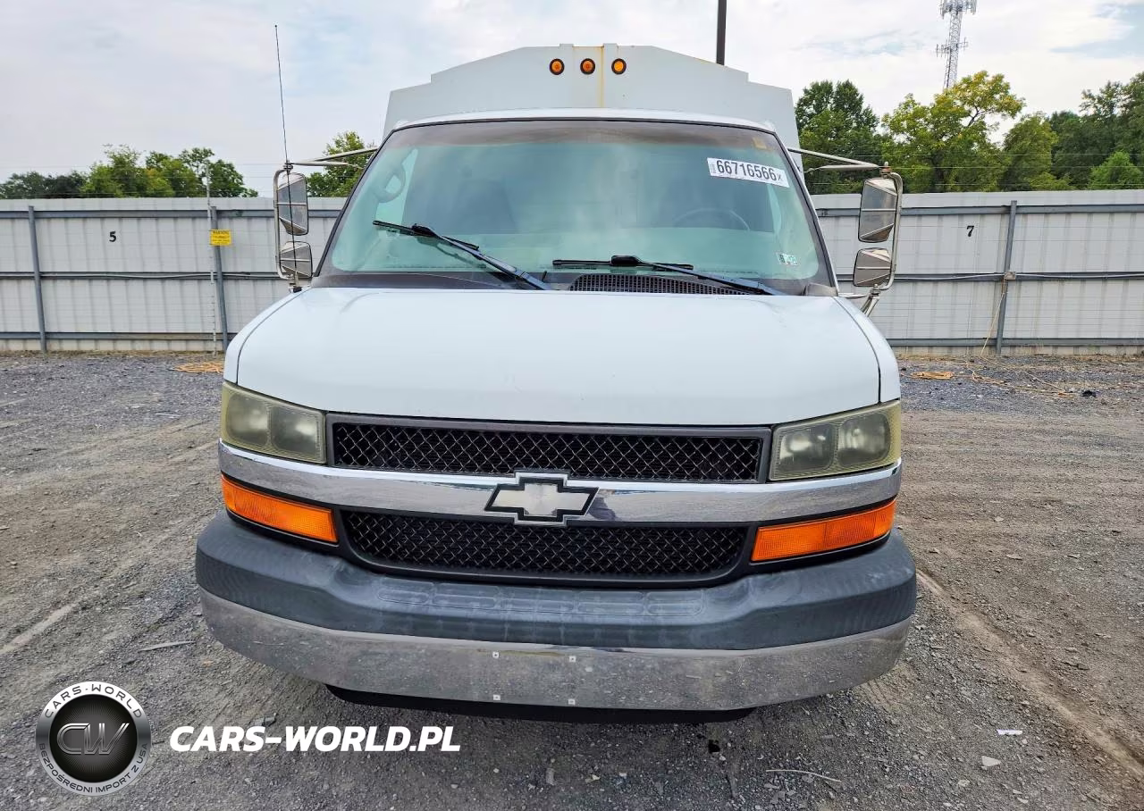 2004 Chevrolet Express G3500 VIN:1GBJG31U341165841 - 5