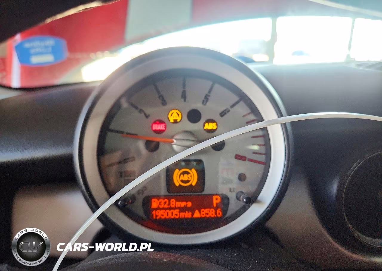 2010 Mini Cooper Clubman VIN:WMWML3C57ATX37159 - 9