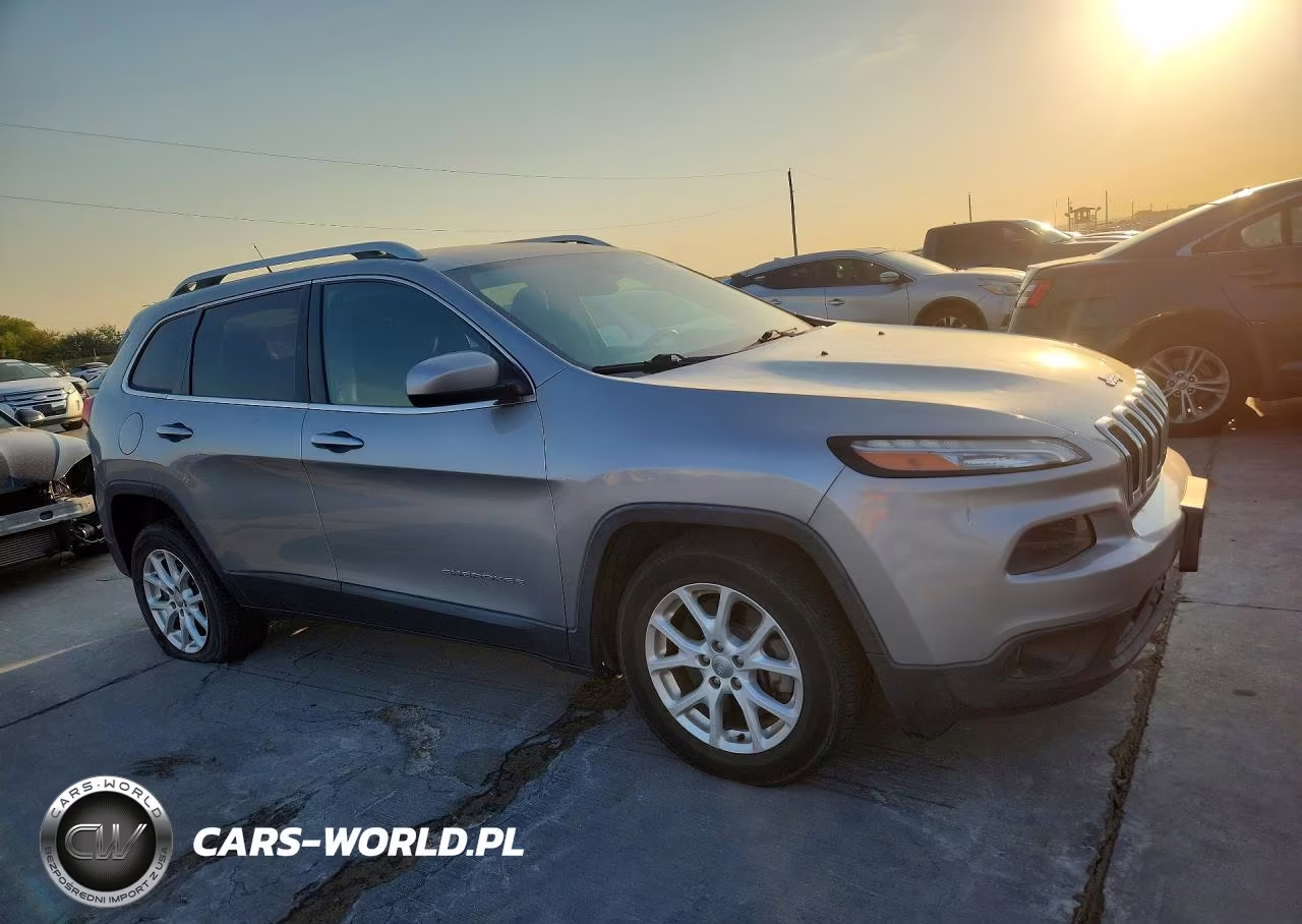 2015 Jeep Cherokee Latitude VIN:1C4PJLCS0FW632433 - 4