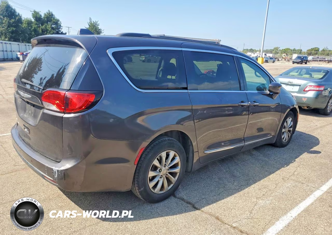 2017 Chrysler Pacifica Touring L VIN:2C4RC1BG4HR810943 - 3