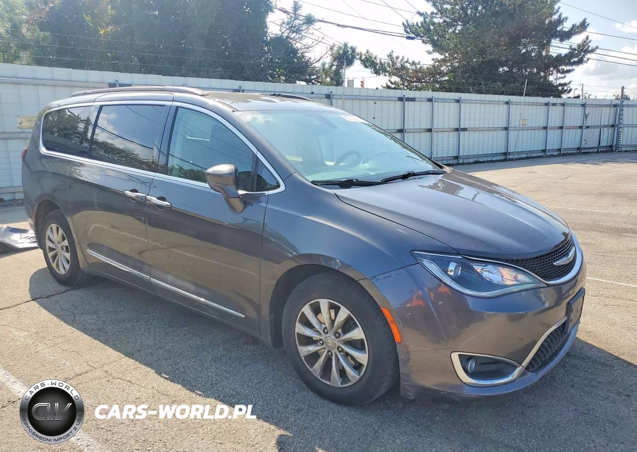 2017 Chrysler Pacifica Touring L VIN:2C4RC1BG4HR810943 - 4