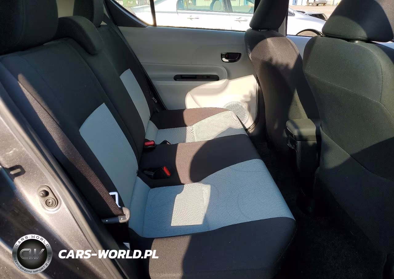 2013 Toyota Prius C Three VIN:JTDKDTB38D1538290 - 11