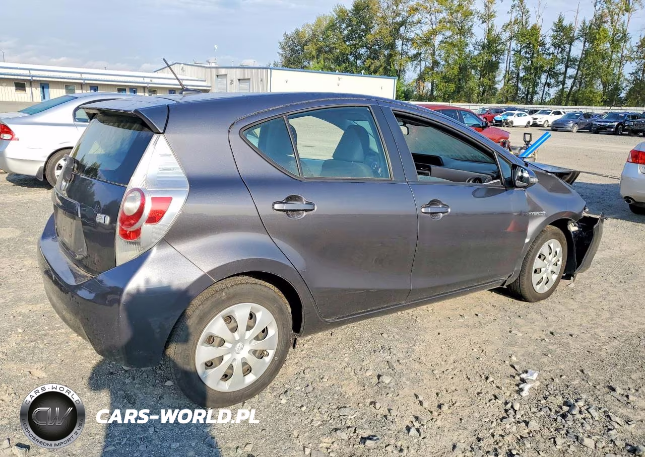 2013 Toyota Prius C Three VIN:JTDKDTB38D1538290 - 3