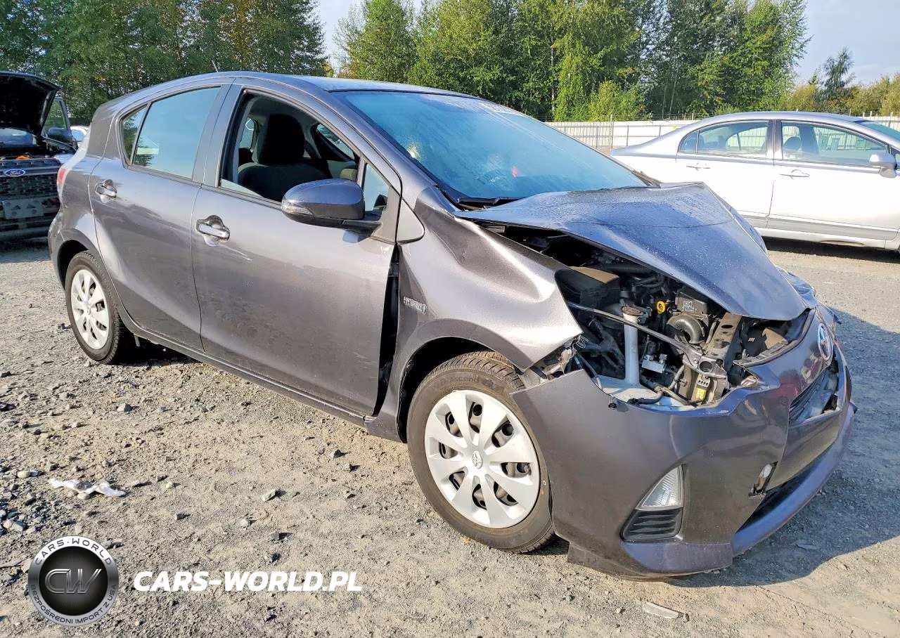 2013 Toyota Prius C Three VIN:JTDKDTB38D1538290 - 4