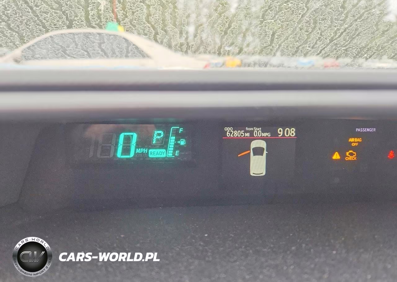 2013 Toyota Prius C Three VIN:JTDKDTB38D1538290 - 9